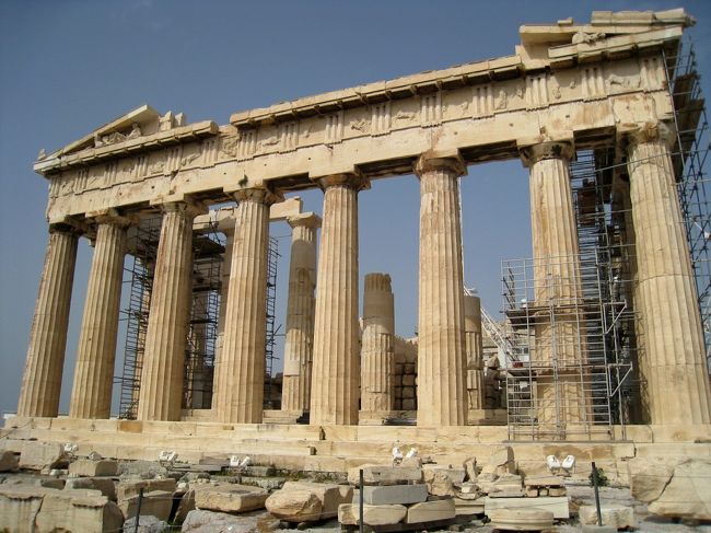 いよいよ今日は、ギリシャ古代遺跡のハイライト、アクロポリス観光に出かけます。　アクロポリスとは「高い丘の上の都市」という意味で、まるで要塞のようになっていて、そのなかにあの有名なパルテノン神殿が建っています。<br />　今日も朝から晴れ、暑そうです。水のペットボトルを持ち、身軽な<br />格好でスタ−ト。シンタグマ広場の地下鉄からアクロポリス駅に〜。