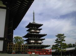 2001秋、奈良・薬師寺(2)：東塔と西塔のライトアップ設備、平山郁夫画伯の壁画