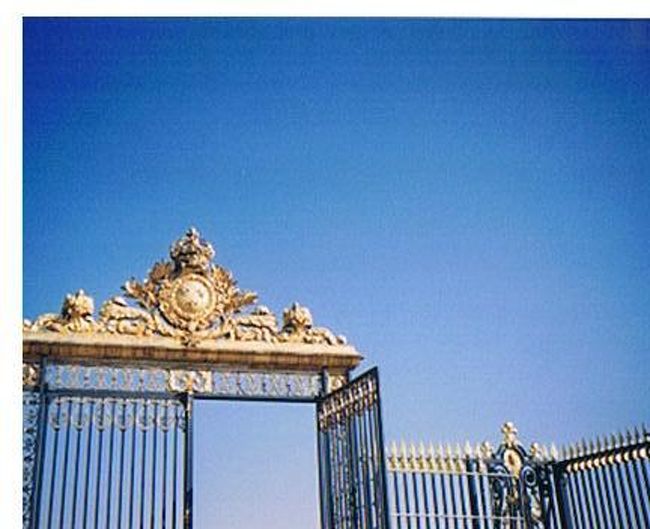 ヴェルサイユ宮殿<br /><br />フランス絶対王政時代の象徴。ルイ14世の代に宮廷生活＆政治を行うようになってから約100年間フランスの政治の中心地に。<br /><br />フランス王室の紋章を掲げた宮殿門。<br />いや〜、いい天気！