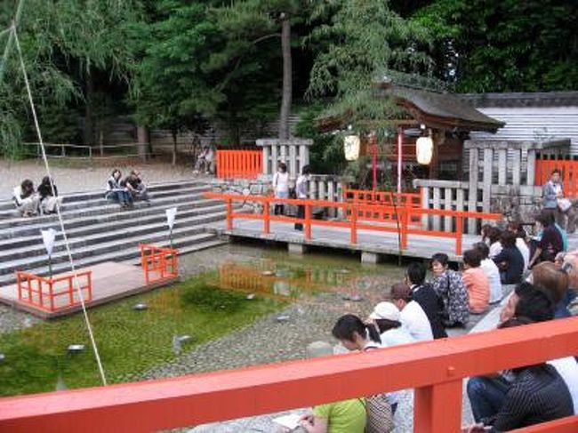 世界遺産である賀茂御祖神社の糺すの森蛍火の茶会に行ってきました。<br /><br /> 尚、主催:お茶会は財団法人 世界遺産賀茂御祖神社境内糺の森保存会 (協賛:裏千家今日庵)です<br /><br /> 当財団に入会し茶会案内状が来て、申し込み(先着順)すれば招待状が送られてきます。<br /><br /> 当日でも、入会し残があれば茶会に入れます。7時頃5枚残っていました。<br /><br /> 本記内容までに他に、雅楽や奉告祭が1時半ごろより十二単衣の着付と王朝舞が8時半ごろまで順次催されます。<br />