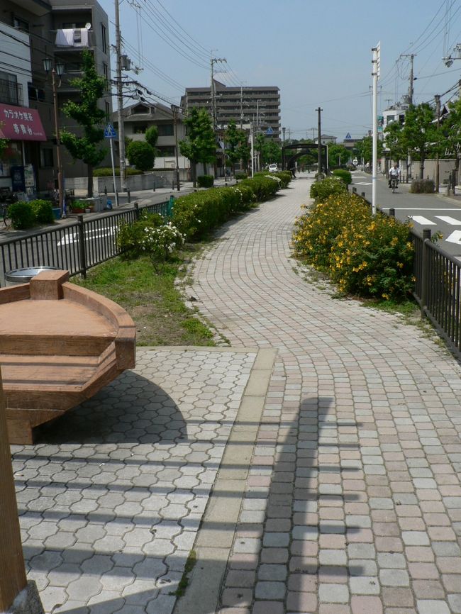 禁野火薬庫(きんやかやくこ)跡は、大阪府枚方市禁野本町にある。大村益次郎(おおむら ますじろう1824−1869年)の発案で建造され、1896年から火薬庫として使用されていた。1938年には、禁野火薬庫に隣接して陸軍造兵廠大阪工廠(りくぐんぞうへいしょうおおさかこうしょう)枚方製造所を開設、枚方の街は砲弾・火薬製造の一大拠点となった。だが火薬製造の街・枚方には悲しい歴史がある。1939年3月1日、砲弾解体中に引火し2日間29回にも及ぶ大爆発を起こしたのだ。弾丸の破片は半径2キロにわたって飛散し近隣の集落は破壊され火災を起こしたそうだ。「禁野火薬庫大爆発事故」は死者94人、負傷者602人、家屋の全半壊821戸、被災世帯4425世帯という大惨事だった。<br />1956年に禁野火薬庫跡地には中宮団地が造成され、当時の面影はわずかに火薬庫を囲んでいた土塁に残るだけだ。「禁野火薬庫大爆発事故」を記憶にとどめるものとしては、火薬庫に隣接し多数の犠牲者を出した陸軍造兵廠大阪工廠枚方製造所跡の小松製作所大阪工場に「枚方工廠爆発殉難者慰霊塔」が建てられ、消火活動等で亡くなった16名の「殉職記念碑」が枚方市立禁野保育所の敷地に建てられている。<br />また禁野火薬庫や枚方製造所への引き込み鉄道線だった軍用鉄道跡は「中宮平和ロード」と名付けられ、軍用電柱や陸軍用地を示す石柱が残されている。<br />枚方市は爆発が起こった3月1日を1989年に「枚方平和の日」に制定し「禁野火薬庫大爆発事故」は戦争の恐ろしさは他国からの爆撃だけではないこと、被害に苦しむのは常に一般住民であること、そして平和の大切さを訴え続けている。<br />(写真は軍用鉄道跡の「中宮平和ロード」)<br />