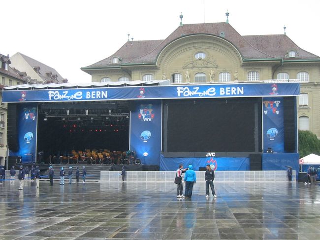 現在開催中の、サッカー欧州選手権(EURO2008)。<br /><br />サッカー試合の開催市の1つ、スイスの首都ベルンの風景です。<br /><br /><br />表紙の写真は、スイスの国会議事堂前広場で、バックの建物は、<br />あの「スイス銀行」です!<br /><br /><br />↓スイス情報満載です。<br />http://swiss.seesaa.net/