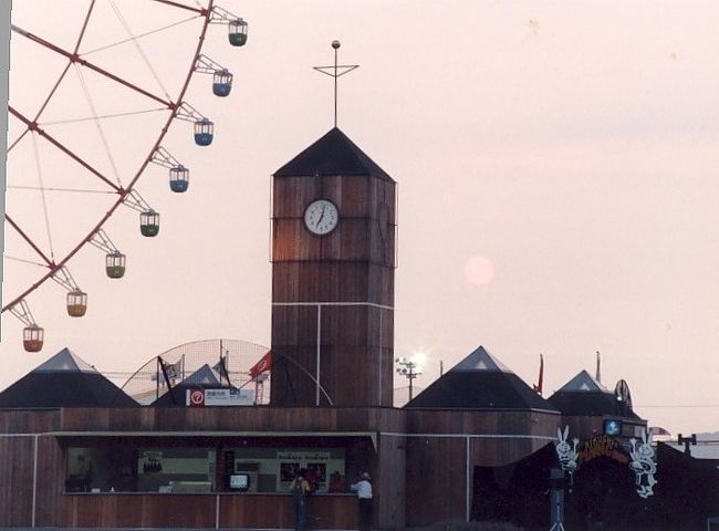１９８９年福岡県福岡市早良区百道（ももち）で開催された、アジア太平洋博覧会です。<br />この当時、福岡ヤフードームはまだつくられていません。<br />当時の百道浜（ももちはま）福岡タワー付近と会場の夜景、パレードの様子をどうぞご覧ください。 <br />カメラはアサヒペンタックスＳＦＸを使用し、イメージスキャナーで写真をスキャンしています。少し古くてピンボケしていますがご勘弁願います。     <br />
