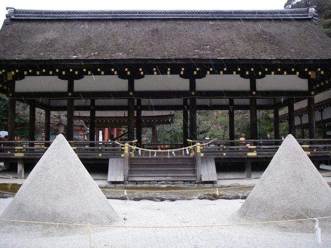 ここのところ寺が続いていたので、久しぶりに神社の方にも目を向けたくなった。京都最後の神社は、グンッと北上して「上賀茂神社」だ！