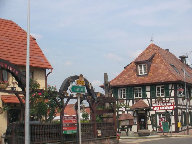昔お世話になった方に、この度の滞在で30年ぶりにお会いすることができた。<br />「一度行きたいと思う村があるの・・」という言葉にのって、ストラスブールの北にある、Kutzenhausen（クッテンハウゼン）という村にでかける。又、アルザスの代表的陶器を焼いている二つの村−Betschdorf（ベッチドルフ）村とSoufflenheim（スフレンハイム）村 −を訪れる。＜アルザスはドイツ読みの村が多い＞<br />滞在３日目、そろそろ天気が怪しくなりはじめて・・でも、運転しないドライブは又楽し、の気分・・<br /><br />