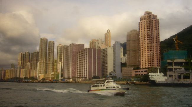 香港・マカオ・中国の広州を巡ってきました〜<br />一番の目的は、2007年6月に世界遺産に登録された「開平」を訪れ、洋楼群を見てくることです！！<br /><br />旅行会社のパンフレットで洋楼を一目見て、惚れてしまい、絶対に自分の目で見るんだと意気込んで。<br />ただ、全く中国語がしゃべれないので、田舎であり、情報の少ない開平に自力で行くのは無理かと。。旅行会社もなぜか、この頃、開平のツアーが無い。。。<br />なので、広州からのオプショナルツアー（個人）を申し込んで、日本語ガイドさんとドライバーさんと私で行ってきました！<br /><br />航空券の安い香港に行き、フェリーでマカオへ。<br />マカオを観光し、陸路で国境を越え中国の珠海へ。<br />バスで広州に向かう。<br />広州からオプショナルツアーで開平へ。<br />広州から直通列車で香港へ。<br />香港を観光し、帰路。<br />梅雨の小旅行です〜<br /><br />【日程】<br />6/12　日本→香港<br />6/13　香港→マカオ→珠海→広州<br />6/14  広州→開平→広州<br />6/15  広州→香港<br />6/16  香港→日本<br /><br />