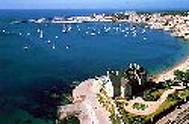 ＜　地獄の入口は見そこなう　＞ Cascais （６月８日） <br /><br />この旅行の最後のしめくくりに、ちょうどおあつらえ向きに、残っていたのがCascais. 一つ手前のＥｓｔｏｒｉｌには、この国で最大と言われるカジノがあるそうだが、どんなにがんばっても儲かりそうにないので、敬遠する。　 <br /><br />旅の最後を海沿いの宿でユックリ、爽やかに過ごそうとＳｏｄｒｅから電車に乗る。　外務省発行のポルトガル危険情報によれば、この線で十数人の若者が電車の乗客達を脅して、金品を巻き上げる事件が最近あったとのこと。 <br /><br />今回の旅行では、いやな目、危険な目にはついぞ会わなかったが、そんな情報を知っているとなんとなくいやなものだ。　知らなければ、無用心になるおそれもあるし、知っているに越したことはないのだが。　考えてみれば、スペインでもポルトガルでも警察官のパトロールをよくやっていることが、悪い奴の出現にブレーキをかけているものと思われる。我々は、それをいいことに、警察官と見れば道を聞いていた。 <br /><br />そんな訳で、ホドホドに用心しながら電車に乗ることになるが、車窓から眺める景色のスバラシサに、いつしかそんなことも忘れてしまう。ほぼ一時間足らずでCascaisへ到着。 <br /><br />駅が工事中で、またかと思うが、街中は観光地らしく立派な店が並んでいる。　まずは宿を決めようと、散歩がてらに歩く。　中心部に海側に広いバルコニーのついたホテルを見つけたが、車の音がうるさそうなので敬遠する。　小さな入江があったり、突き出た岬があったり、どんどん街をはずれて歩く。 <br /><br />ヨットハーバーを通り越して、人家が途切れた灯台の近くにそれらしい建物がある。　見れば、Estalagemと書いてあるだけで、なじみのない単語だが、星が四つ並んでいるので、ホテルと考える。時代がかった建物で、海側にプールも見える。　ここまで歩いた甲斐があったというもの。 <br /><br />フロントで一泊のみと言うと、怪訝そうな顔になった。　ダメかなと思っていると部屋を見るかと言う。　　思ったとうりの古めかしい広い部屋で海に向かった、バルコニーからの眺望も抜群。　決めた。 <br /><br />プールにはすでに二組のカプルがいる。　暑い日差しの中で、チェアーに横になっている様は、背景の海とマッチングして絵になるようだ。我々が中に入ればぶち壊し間違いない。　仕方なく、部屋のプールで汗を流すことにする。 <br /><br />ヒルメシはエビの塩ゆでと勝手に決めて、海辺のレストランにはいる。スープを頼んで、ひたすらエビと格闘することになった。　パンも独特の固さと味で言うことなし。　ワインでほろ酔いとなってウィンドウショッピングを楽しむ。　 <br /><br />宿へ戻ると、階段の踊り場にある骨董品がかった古めかしいピアノの脇で年老いた婦人が古めかしい本を開いている。　うっかり、｢ボン・デｲア｣と挨拶すると、ニコッと笑いながら｢ボア・タルデ」と言う。　それで、お決まりの会話になる。　　｢新聞で読んだけれど今度のコイズミというプライム・ミニスターは評判が良いようだね｣と言う。　コイズミという名前が出たのにはいささか驚いた。　　　 <br /><br />生まれはブラジルで、米国で育ち、今はデンマークと米国の間を行ったり来たりしているとか。　　今は、米国からデンマークへ行く途中で、ポルトガルでユックリしているところだそうだ。　　聞き取れなかったが、ブラジルの何とか言う名門の一族だと、さらりと言う。　　自慢しているようないやらしさは感じられない。　お育ちがいいようで。　　 <br /><br />まだ行っていない日本へも行ってみたいと、言うので、｢ぜひどうぞ。　ただ物価が高くて大変ですよ｣といらんことを口走って、相棒につつかれた。所詮、大金持ちとは話が合わないことを思い知る。　　 夢うつつで、波の音を聞いていたが、目覚めてみると雨の音であった。歩いて行ける距離に｢地獄の入り口｣と呼ばれる、断崖絶壁があって、朝の散歩と予定していたが、　この雨では行けない。　駅までのタクシーでチョット廻ろうかとも考えたが、｢天国の入り口｣ではないので、そうまですることもないと、諦めた<br />