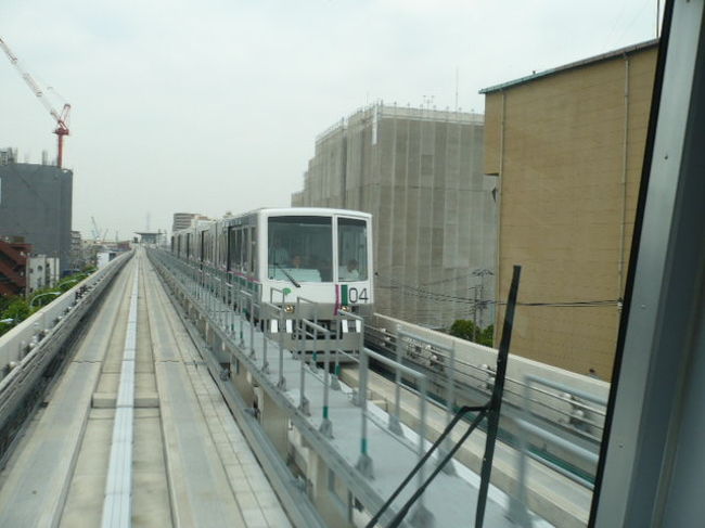 とりたてて鉄道マニアではないけれど、<br />新線開通と聞くと、乗りたくなります。<br />特に、３月２０日に開業した<br />「日暮里・舎人（にっぽり・とねり）ライナー」<br />は、コンピューター制御の自動運転、つまり<br />運転手のいない無人列車なのです。<br />しかも、首都高速の高架橋より高い<br />地上３０ｍの高架軌道を、ガードレールに沿って<br />ゴムタイヤで走るという、都営らしからぬ（？）<br />珍しい鉄道です。<br />梅雨の晴れ間のウィークデイ、思い立って、<br />いざ、出発！です。<br />