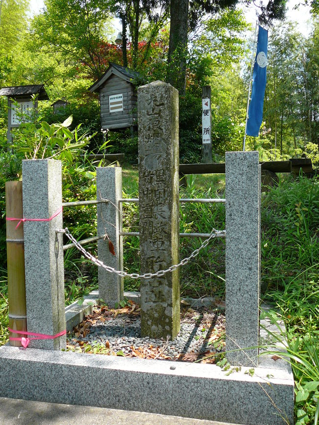  　梅雨の合間に関ヶ原、大垣を散策してきました。<br /><br />一日目（激戦地を眺めながら自然を満喫）<br />　<br />　⇒関ヶ原ＩＣ⇒歴史民俗資料館⇒陣場野公園（御霊神社、貴船神社、徳川家康最後陣跡）⇒北野神社⇒丸山、黒田・竹中陣跡⇒エコフィールド⇒決戦地⇒笹尾山・石田三成陣跡⇒神明神社⇒小池・島津義弘陣跡⇒関ヶ原400年平和の社⇒開戦地・小西行長陣跡⇒関ヶ原ウォーランド⇒宝蔵寺⇒関ヶ原鍾乳洞⇒胡麻の郷⇒徳川家康最初陣跡⇒南宮大社⇒朝倉山真禅院⇒手力雄神社⇒水都神社⇒ホテル<br />　　　　　　　　　　　　　　　　　<br />　　　　　　　　　　　　　　　　　　バードグリーンホテル泊<br /><br />二日目（歴史文学、中山道赤坂宿を散策）<br />　<br />　⇒市営駐車場⇒常葉神社⇒大垣城郷土館⇒円通寺⇒大垣八幡神社⇒大手いこ井の泉⇒住吉燈台と船町港跡⇒奥の細道むすびの地⇒水神神社・正覚寺・愛宕神社⇒輪中館⇒水屋（浅草・大橋邸）⇒曽根城公園（曽根城跡・華渓禅寺・花菖蒲）⇒加賀野八幡神社<br />⇒大垣市情報工房⇒安楽寺⇒子安神社・秋葉神社⇒金生山化石館⇒金生山神社⇒明星輪寺赤坂宿跡⇒関ヶ原ＩＣ