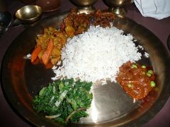 カトマンズでネパール郷土料理を食す。