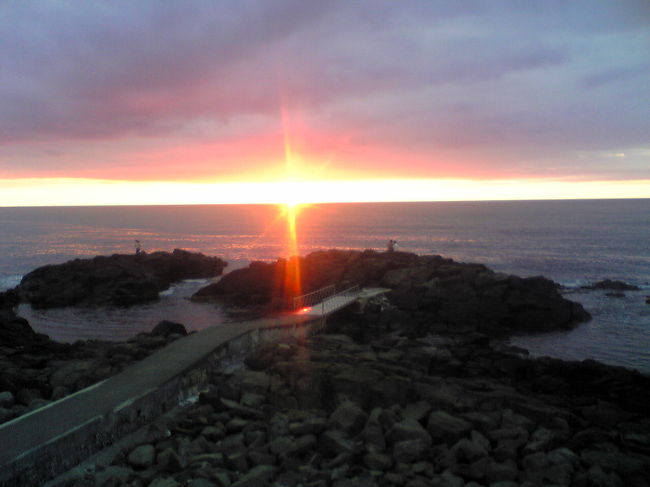 留萌の黄金岬。<br />海岸線から、きれいな夕日を眺める事ができました。<br />時間は、およそ１９時２０分頃。<br />写真では撮る事ができませんでしたが、遠くに利尻富士を<br />望むことができました。<br />空気が澄みきっていたのだと思われます。<br />これから夏本番。<br />この一帯は、夕日を眺めるだけではなく、北海道の短い夏の間、<br />海水浴を楽しめる事ができます。<br />海は冷たいですが、この時季を満喫することができます。