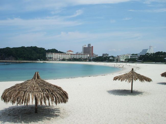 私は6月の梅雨シーズンにエクシブ白浜に滞在したので、当初は観光旅行をする予定はなかった。しかし、偶然にも天気のいい日があったので周辺の名勝地に出かけた。レンタカーを借りて「白良浜」「三段壁」「千畳敷」「崎の湯」「円月島」と代表的な観光スポットをまわってみた。<br /><br />私のホームページ『第二の人生を豊かに―ライター舟橋栄二のホームページ―』に旅行記多数あり。<br />(新刊『夢の豪華客船クルーズの旅』案内あり)<br />http://www.e-funahashi.jp/<br /><br />