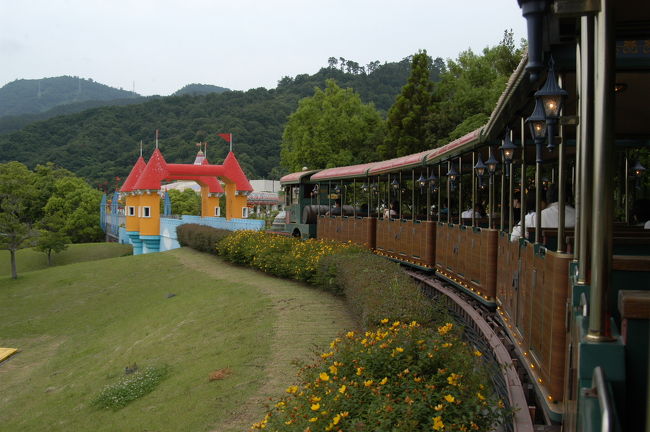 香川県・丸亀市のＮＥＷレオマワールドで、孫と楽しいひとときを過ごす。<br /><br />ＪＲ東西線で尼崎まで行き、長男夫婦の車で、阪神高速道、神戸淡路鳴門自動車道、高松自動車道を経由しての往復４３０ｋｍのドライブ。<br /><br />途中、高松市香川町の池上製麺所で「讃岐うどん」の昼食。<br />観光バスで訪れる団体もいて食べるまでに４０分並んで待つ。<br />孫達もここを訪れた記念に「るみばあちゃん」と一緒に、写真を１枚。<br />　<br />１４時、ホテル「レオマの森」に到着、チェックインして、ニューレオマ天然温泉「森の湯」のプールへ。　<br />夕食はバイキング料理で、焼きたてのステーキ、揚げたての天婦羅、にぎり、その他お腹一杯食べる。<br />翌朝１０時、ＮＥＷレオマワールド開園に一番乗り！　<br />この日は、午後から、雨が降り出したせいか、お客さんは少なかった。<br />ジェットコースター等も、貸切状態！<br />タップリ１日、童心に帰って楽しむ。<br />のりもの乗り放題チケット（２０００円）の何倍も乗ってしまった。<br />孫達は、「トミカ・プラレールランド」や「リカちゃんハウス」も気に入っていた。<br />レオマアニマルパークへは時間がなく、行けなかった。<br /><br /> 　　・ＮＥＷレオマワールド入園料＝１０００円（３歳〜小学生７００円）　<br /> 　　・フリーパスチケット＝３０００円（３歳〜小学生２７００円）<br />     　　＊入園＋のりもの乗り放題<br /><br />　ホテル・レオマの森　<br />　　　http://www.reomanomori.com/　　　<br />　ＮＥＷレオマワールド　<br />　　　http://www.newreomaworld.com/