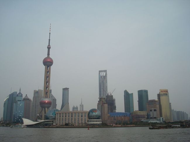 2月から留学のため上海に渡った友人に会いに行ってきました。<br /><br />はじめての上海。<br /><br />日本と変わらないような街並みでオシャレな人がいたりするところもあるし、一方で物乞いがいたりして、上海は中国の大都会というイメージでしたが、そこにある貧富の差をとても感じました。<br /><br />5つ星ホテルのカフェで飲むラテが1杯1000円<br />オシャレなレストランで食べるおいしい食事が1食1000円<br />友人が通っている大学の学食が1食50円<br /><br />日本で生活していると生活レベルの違いをそこまで感じることがないのですが…<br />ちょっと衝撃。まだまだ私の知らないところが世界にはたくさんあるんだなぁ。<br /><br />さて、今回は旅行会社のツアー。<br />土日祝をうまく利用して、3泊4日で行くことができました。<br />観光も食事もたくさんツアー日程に組み込まれているし、はじめて行く観光地に行くにはうってつけ。<br />終日フリータイムの日には、友人にガイドしてもらっていろいろと連れて行ってもらいました。<br /><br />旅行ガイドは一切持っていかなかったのに、完全に満喫できた上海です。<br />友人にガイドしてもらうことがこれだけ楽しいとは!!<br /><br />そしてこの2ヶ月後、再び上海に行ってしまいました…<br /><br /><br />■旅程<br />◎1日目<br />14:00 成田発 → 16:20 浦東着（NH959）<br />　　ここからツアーバスで移動<br />19:00 夕食（麻婆豆腐等の四川料理）<br />20:30 ホテルチェックイン<br />　　タクシーで衡山路駅付近へ<br />22:00 マッサージ「怡和園」全身60分<br />　　タクシーでホテルへ<br />24:00 ホテルに戻る<br /><br />◎2日目<br />7:30 朝食<br />　　ここからツアーバスで上海市内観光<br />8:30 水郷都市 七宝<br />10:00 シルク工場＆おみやげ屋<br />12:00 豫園近くで、茶芸体験＆昼食（小龍包・点心）<br />14:00 豫園入場<br />14:30 豫園商城<br />16:00 おみやげ屋<br />16:30 外灘から浦東の景色<br />17:00 おみやげ屋<br />18:00 夕食（上海カニ）<br />19:30 ホテルに戻る<br />　　タクシーで徐家匯駅付近へ<br />20:30 おやつ（マクドナルド）<br />21:00 マッサージ「グリーンマッサージ」全身+足裏135分<br />　　タクシーでホテルへ<br />24:00 ホテルに戻る<br /><br />◎3日目<br />8:00 ホテルでの朝食<br />　　タクシーで上海体育館駅へ<br />8:30 地下鉄 上海体育館→人民広場→龍陽路<br />9:30 リニアモーターカー 龍陽路→浦東空港→龍陽路<br />11:00 地下鉄 龍陽路→陸家嘴<br />11:30 無事に友人と合流!! 東方明珠塔撮影<br />　　タクシーで新天地へ<br />12:30 昼食（采蝶軒 ZEN 新天地店）<br />　　タクシーで久光百貨店付近へ<br />14:30 静安小亭で買い物<br />　　タクシーで静安寺付近へ<br />16:30 萬紅変身写真館で変身写真2着<br />　　タクシーで梅龍鎮広場へ<br />20:00 夕食（園苑 静安店）<br />　　タクシーで浦東エリアへ<br />22:00 グランドハイアット上海でお茶<br />　　タクシーでホテルへ<br />26:00 ホテルに戻る<br /><br />◎4日目<br />10:15 浦東発 → 13:55 成田着（NH922）<br />15:00 友人KTのパパとママに送ってもらう<br /><br />■ひとりあたりのだいたいの費用<br />◎ツアー 36,800円（ANA+ホテル）<br />◎燃油サーチャージ 9,400円<br />◎諸税 3,640円<br />◎その他（食事、観光、土産等） 1,500元（約20,000円）<br />合計 約70,000円<br /><br />■手配<br />◎ツアー<br />AB ROADホームページ<br />旅行会社:IACEトラベル<br />ツアー名:古い水郷都市「七宝」・豫園・外灘観光＆3日目フリー！上海料理に上海蟹1杯付！上海4日間<br />利用航空会社:未定<br />利用ホテル:南部大酒店、銀波大酒店または同等クラス<br />食事:朝食3回、昼食1回、夕食2回