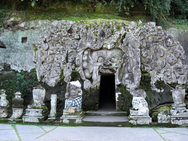 ゴアガジャは「ゾウの洞窟」と言われている寺院です。<br />１１世紀のぺジェン王朝時代に作られ、１９２３年にほとんど完璧な姿で発掘されました。<br />洞窟の正面にはゾウの顔と人間の体をもったヒンズーの神「ガネーシャ」と中には３体のリンガ像が祭られています。<br />現在の洞窟の中は薄暗い電気が灯されています。<br />昔はお祭りの時には中で焚き火を焚いていたようでスス汚れていました。<br />そして周りの沐浴場には６人の女神ウィジャダリの彫刻が施されています。<br />