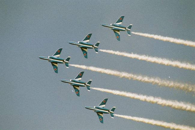 ２００７年１１月の築城基地航空祭（福岡県築城町）に２６年ぶりに行ってきました。<br />当日は晴天に恵まれ、約５万人のギャラリーであふれ、数多くのジェット機やエアロック曲技飛行、ブルーインパルスなどが飛行していました。<br />すべての航空機や地上設備の紹介は出来ませんが、日本を防衛する代表機をご覧ください。