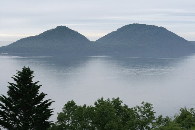 支笏湖の魅力<br />湖水が非常に綺麗、透明度18ｍとか...<br />最大水深363ｍ、平均水深265.4ｍ<br />美しい紺碧の水をたたえていました。