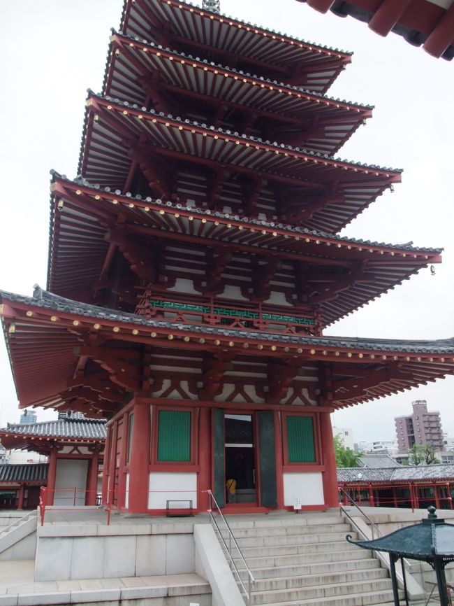 大阪は四天王寺そして天王寺公園の中にある <br />慶沢園に行ってきた。曇り時々雨ととういう天候の中であったが、境内全域は史跡に指定されてされるているだけあって見事な建物であった。 <br /><br />五重宝塔六時党、本坊庭園、宝物館など重要文化財、国宝級が <br />数多く保持している。 <br />http://www.shitennoji.or.jp/rekishi/souken2.htm <br /><br />http://ja.wikipedia.org/wiki/%E5%9B%9B%E5%A4%A9%E7%8E%8B%E5%AF%BA#.E6.96.87.E5.8C.96.E8.B2.A1 四天王寺（してんのうじ）は、大阪市天王寺区にある寺院。聖徳太子建立七大寺の一つとされている。山号は荒陵山（あらはかさん）、本尊は救世観音（ぐぜかんのん）である。「金光明四天王大護国寺」（こんこうみょうしてんのうだいごこくのてら）ともいう。<br /><br /><br /><br /><br />感動そして凛した気持ちになる。 <br /><br /><br />だいごろうのおすすめサイト<br />http://www.medic-web.jp/<br /><br /><br />