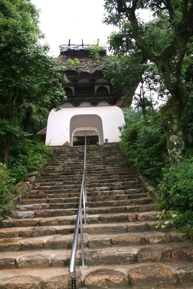 ■ミニミニ散歩<br />　広島県東広島市＜並瀧寺＞<br /><br />●並瀧寺<br />　東広島市の志和町と八本松町の境の志和町側の山の中に、並瀧寺と言う名のお寺があります。<br />　並瀧寺は、奈良時代の僧「行基」の開基です。本堂や楼門が唐風で茅葺き屋根、如何にも古そうなお寺です。<br /><br />【手記】<br />　高校〜大学生の青春時代、ここ並瀧寺湖畔は妻を含めた仲間たちとよくツーリングに来たものです。当時、２度ばかりキャンプをした場所でもあります。