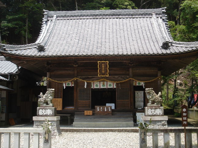 日本への帰国した時に以前から気になっていた松平東照宮を覗いてみることにした。ここは日本にいた時に通勤道路の途中にあり気になっていた場所で、何時かは来てみようと思っていたが、まさか海外赴任してからくることになるとは！<br />３００年もの間国を治めていた徳川家のルーツ、松平家の歴史に触れることができる。<br />松平家の菩提寺、高月院、家康を祭った松平東照宮、松平家と徳川家ゆかりの品々が展示されている松平郷館などがある。<br />遊歩道も整備されているのでのんびり歴史を感じながら散歩をするのもよい、又初夏には花菖蒲園を楽しむのも（私が行ったときは時期遅し！）一つです、丁度アジサイが残りわずかの命で踏ん張っていました。