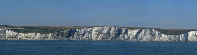 <ホワイト クリフ のスバラシイ景観に感激> July 04<br /> Dover から Ostendまでのフェリーはあまり大きなものではなかったが、ほぼ満席。揺れも少なくアイルランドにつぐ1ヶ月の英国旅行をまとめるには丁度良い時間だった。ポケットのコインを集めてみるとコーヒーのニ杯分ちょうどだったのも有終の美を飾るのにふさわしい。<br />White Cliff に乾杯して英国に別れを告げる。旅行日程を振り返ってみると、よくぞご無事での感慨ひとしお。 <br /><br /><Itinerary><br />Jun 2(Fri) Rosslare -Fishguard -Swansea -Bristol (Holiday Inn)<br /> 3(Sat) Bristol -St Ives <br /> 4(Sun) St Ives -Penzanse<br /> 5(Mon) Penzanse -Marazion -St Michael Mount -Penzance -Falmoth<br /> 6(Tue) Falmoth -Plymouth<br /> 7(Wed) Plymouth -Torqui(English Riviera) -Plymouth(CPU-centre)<br /> 8(Thu) Plymouth -Chippnam - (taxi)-Chippnam(bus) -Swindon -Bristol<br /> 9(Fri) Bristol -Oxford - -Burford(taxi)<br /> 10(Sat) Burford -Bibly(taxi)<br /> 11(Sun) Bibly -Kemble(taxi) -Cheltnum Spa -Worcester<br /> 12(Mon) Worcester -Morte on Marsh -Chippim Camden -Worcester<br /> 13(Tue) Worcester -London -Bristol<br /> 14(Wed) Bristol -York<br /> 15(Thu) City tour<br /> 16(Fri) York -Leeds -Kiesley -Howarth -Leeds<br /> 17(Sat) Leeds -York(Lugguage) -Edinburgh<br /> 18(Sun) Bus Tour<br /> 19(Mon) Optional tour <br /> 20(Tue) Edinburgh -Chester<br /> 21(Wed) City tour<br /> 22(Thu) Chester -London(Euston)<br /> 23(Fri) London tour (by bus)<br /> 24(Sat) Market visit<br /> 25(Sun) Westminster -Backingam -London Tower -Tower Bridge<br /> 26(Mon) Kennsington park -Hyde park -Albert monument -Taite gallery<br /> 27(Tue) Regent park <br /> 28(Wed) National gallery -Decision for two more days' stay<br /> 29(Thu) Transfer to the hotel near to British Museum<br /> Visit to the Museum -Piano recital in A church at Trafalger Square<br /> 30(Fri) Visit to the Museum -Afternoon tea at Fortnum -Maison<br />Jul01(Sat) London -Dover <br /> 02(Sun) City tour & Dover Castle<br /> 03(Mon) Canteberry & Chetnum Village<br /> 04(Tue) Dover -Ostend -Gent<br /><br />