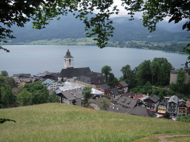 Hallstat→Bad Ischl→St.Worfgang<br /><br />ポストバスでバードイシュルからヴォルフガングに移動。宿にチェックインして休憩後、シャーフベルク登山鉄道で山に行きました。残念ながら山頂にはガスがかかっていて展望は得られませんでしたが、たくさんの高山の花々を見る事ができました。夜はたまたま町でオペレッタのコンサートがあったので出かけました。<br /><br />旅程：ウィーン（３泊）〜ハルシュタット（１泊）〜St・worfgang（１泊）〜ザルツブルグ（３泊）〜ベルヒテスガーデン（１泊）〜インスブルク（２泊）〜ガルミッシュ・パルテンキルヒェン（３泊）〜ミュンヘン（２泊）の１６泊１８日<br /><br /><br />