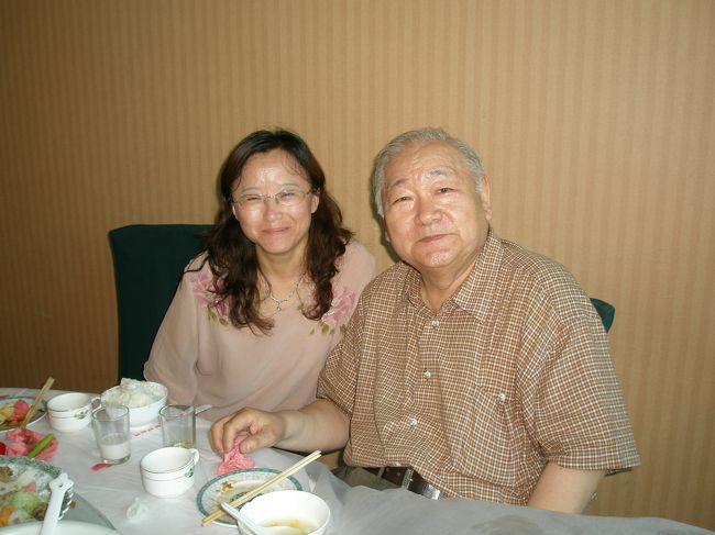 7月2日(水)は昼に四平で大学時代の大先輩に会食、夕方は長春で1年振りに友人と会いました。<br /><br />写真は吉林師範大学の渡辺與五郎教授御夫婦<br /><br />渡辺先生は大学内に御自身の資金を投入され日本民俗展品室を作り、また5万冊(約1億円)の書籍を寄贈し渡辺與五郎紀念文庫を作るなど、日中交流の為に尽力されています。先生が目指すは中国で一番日本書籍の充実した大学の図書館、その夢が叶うようにと祈っております。<br /><br />いつまでも健康でいらして下さい。