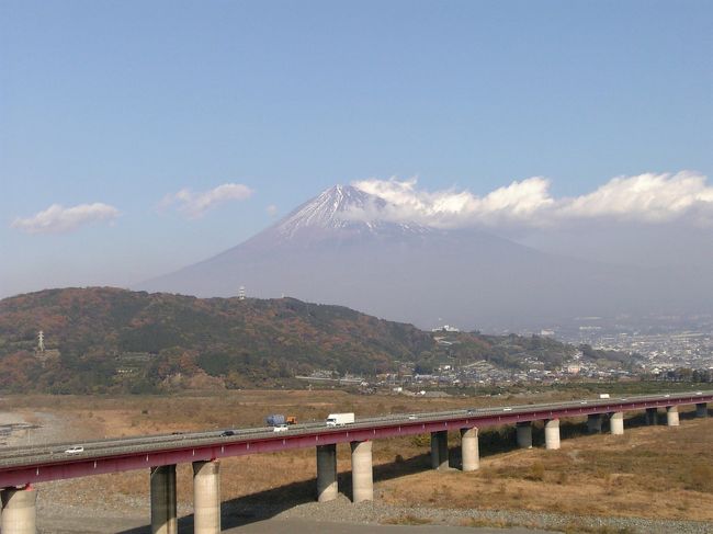 東名高速下り線の富士川サービスエリアです。ここのスタバは富士山をバックにあります。<br />景色がいいので、晴れた日は最高です。