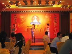 2004秋、中国旅行記5(31)：11月5日(2)上海・ローラースケートのディナーショウ