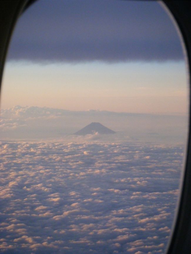 ６月のある日、福岡発の夕方便に搭乗しました。<br /><br />折りしも、梅雨前線に沿うように飛ぶ飛行機はかなり揺れ、<br />機内はどんよりとした雰囲気に・・・。<br /><br />と、ふと見ると、窓から美しい「富士山」が！<br />一気に、機内は明るい雰囲気となりました。<br /><br />「富士山」、私たちにとって不思議なパワーをもつ山ですね。<br />