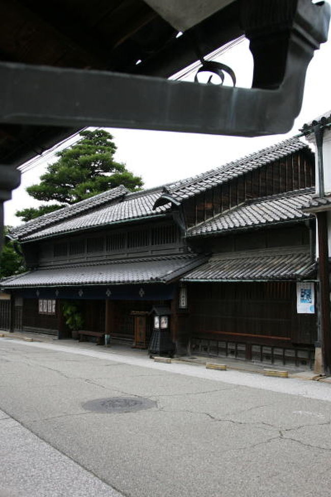 東海道の古い街並みの残る絞りの町・有松を、久振りに歩いてきました。<br />今でも江戸時代の商家が昔のまま残り、美しい景観を誇る有松は、慶長13年（1608）古戦場で知られる桶狭間村の分村として誕生したそうです。<br />当時、貴重品だった木綿地に絞りで染めた手拭をつくり、旅人に売ったのが「絞り」の始まりで、徳川五代将軍綱吉の将軍職就任を祝い、絞りで馬の手綱を作り献上した頃から「有松絞り」の名が全国に広がり、東海道一の名産として名をあげたそうです。<br /><br />旅行記は、街を東側と西側に分けた２部構成です。この旅行記は東町側です。<br /><br />写真は、旧東海道に面して建つ服部家住宅（県指定文化財）。