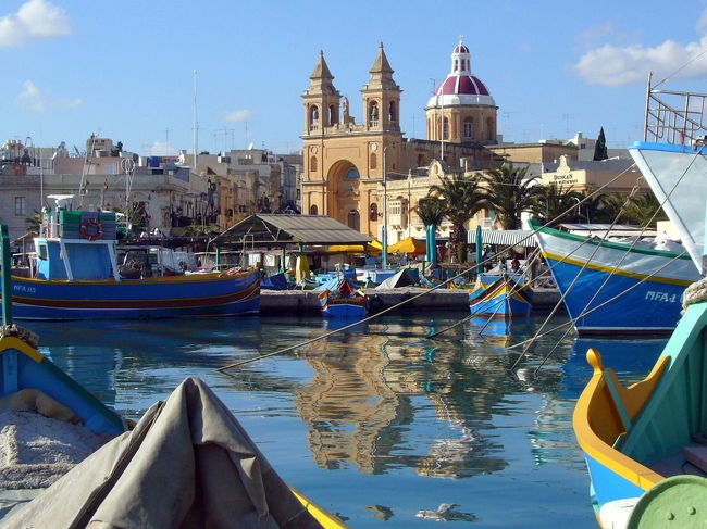 ml19”目”と鮮やかな色彩の漁船が並ぶ漁師町：マルサシュロック in マルタ島