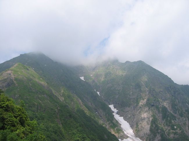 夏山シーズン到来。 <br />例によって、谷川岳ボッカトレ(シーズンインなので15kg)へ。 <br />西黒尾根→山頂（トマの耳）→巌剛新道。 <br /><br />今日は財布を忘れたため途中で買えず、食料なし。 <br />口にしたのは、事前に装備していたウィダー(マルチミネラル)、カロリーメイト、ぶどう糖。 <br />総カロリーは300〜500kcalか？ <br />飲料はヴァームと登山指導センター前から湧き出る水。 <br />標高差1200mの登山でヴァームは危険。 <br />汗噴き出しすぎ。 <br />ろくに食い物も食ってないのにミネラルが流出。 <br />めまいがしそうな登山だった。 <br />そんな状態なので、ベストタイムを大幅に超過。 <br />（登り4時間、下り3.5時間） <br />太腿がつる寸前だったが、その点は今回は堪えた。 <br />体重は一気に3?減。 <br /><br />そういえば、今日から「クライマーズ・ハイ」公開。 <br />去年の谷川岳トレで、 <br />http://4travel.jp/traveler/kuidaorebanzaiokawari/album/10171217/<br />土合駅前で車中泊しようとしたら、 <br />「朝になったら撮影をするので停めないでくれ」 <br />と、追い出された。 <br />あれは「クライマーズ・ハイ」のロケだったのか？ <br />堤真一を見逃した。<br /><br />（この項、某mixi日記掲載）