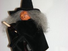 ストックホルムで見つけた”ほうきにの乗った魔女おばさん”