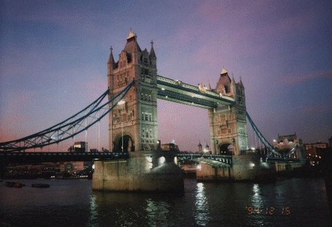 今からもう14年も前のこと。<br />ロンドン塔を見たあとに友人と２人でタワーブリッジ周辺を散策。<br />夕景に映えるタワーブリッジ、それがあまりに綺麗だったので写真におさめました。当時はまだデジカメなんてなくて、いわゆるバカチョンで撮ったのですが、なかなか上手く撮れたので今でもお気に入りの１枚です。<br />そのときにデジカメがあったらなぁ・・・とつくづく思います。