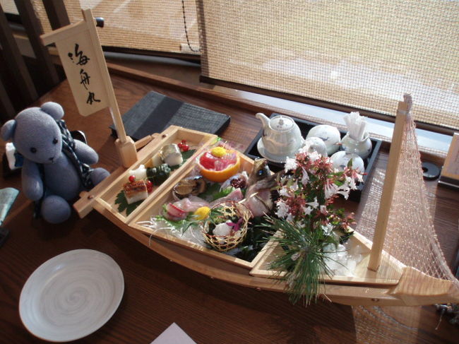 ことの発端は伊豆山旅行記。<br />自分のブログに4トラ旅行記のブログパーツを貼り付けたら、深山桜庵の大番頭さんから「海舟探検はいつですか?」<br />直後に旦那が土日に家を空けることになり、ちょうど軍資金(株主優待ともいう)が送られてくるので、勢いでいくこと決定。<br />金曜に休みがとれたのでオープンしたてのドーミーイン倉敷にも行くことにして、さらに旦那がうっかり「木曜から行ってきてもいいよ」などというものだから、当初出発2日前に新大阪前泊決定。<br />初めてドーミーめぐりやった時以来の、3棟連続となったのでした。<br />さて、全部仕上がるのはいつでしょう?<br /><br />行った先<br />1日目 ドーミーイン新大阪センイシティー<br />2日目 景勝の宿 浜千鳥の湯 海舟<br />3日目 ドーミーイン倉敷