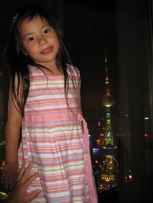 あきぼーの5歳のお誕生日旅行で、上海に行ってきました。<br />あまりの暑さにバテ気味だったので、ホテルライフを楽しむことにしました。宿泊ホテルが、「グランドハイアット上海」だったので、優雅で快適なホテルライフでした。<br />今回の旅行の目的の１つの、<br />「上海雑技団」もあきぼーは楽しんでいたので、よかったです。