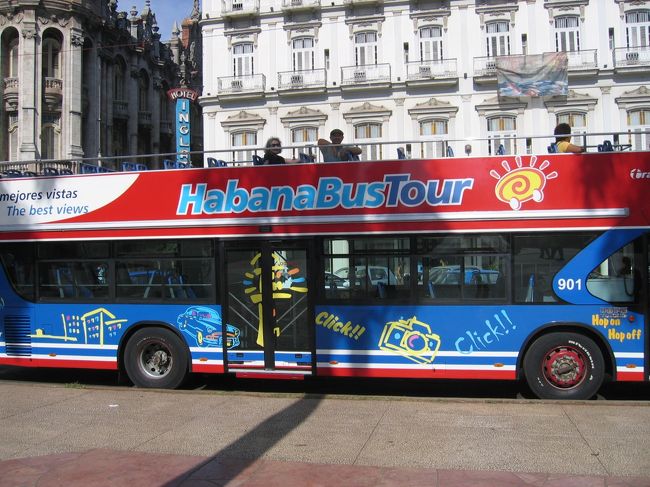 ハバナ市内を走る真っ赤なバス。こーんな便利なものがハバナに出来てました。バラデロには同様のが走ってるのは知ってましたが、ハバナにもついに出来て、観光客にとってはうれしい限りです。<br />