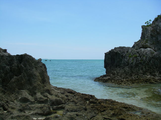 沖縄長期旅行の５日目。<br />昨日で同行者が帰ってしまってひとりぽっちに。<br />何となく見つけた海岸で海水浴した一日でした。