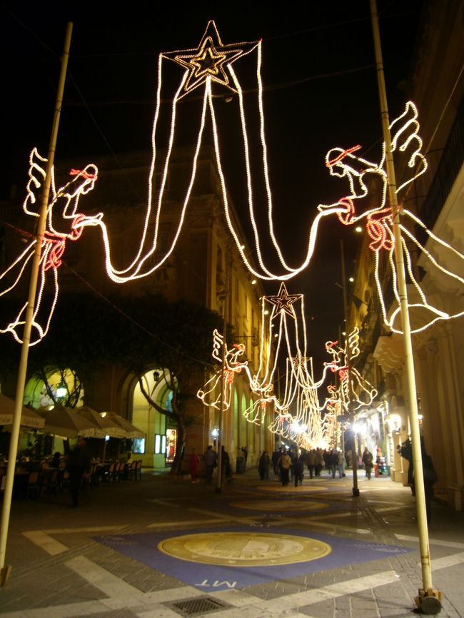 ml24クリスマスイルミネーションに彩られたリパブリック通り in ヴァレッタ