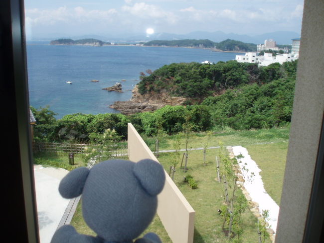 うまいことバスを乗り継ぎ、海舟到着。<br />飛騨の深山桜庵の大番頭さんは、こちらも最近担当されてるそうなんですが(エリア広すぎ^^;)、本社で会議があったようでお留守です。<br />「いらっしゃるなら行きます」って条件だったんだけど・・・まあいいか。<br />こちらも宿泊日を途中で変更してますし、仕事の都合はよくある話。<br />大体、知り合いいないからといって、遠慮する訳ないのでした。<br /><br />まずは気兼ねなく撮れる、本日の部屋から。