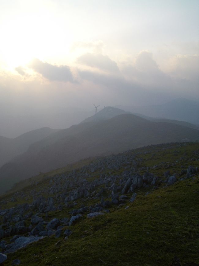 高知と愛媛の境目の高原。<br />カルストの山です。<br />かなり標高が高く、レンタカーで険しい道を登っていきました。<br />夕暮れの風景は、幻想的。