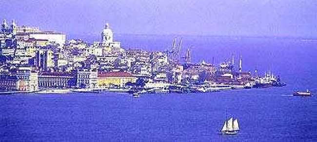 < コマネズミの走るがごとく > Lisboa (5月10日)<br /><br /><br />リスボンには七つの丘があると読んだので、山坂の多い街だと想像していた。 Palacio Fozの脇からや、Mercado da Ribeiraの近くからのケーブルカーに乗ったときには、なるほどと思っただけであった。<br /><br />しかしながら、市電に乗って走るに及んでこれは驚きと賞賛に変わった。Santa Claraの Panteaoへ行く市電は、右に左に曲がりながら、急勾配もなんのその、縦横無尽に、まさにコマネズミの走るが如くであった。<br /><br />たまたま、座席に座れなかったため、鉄棒につかまっていたが、最初のうちの恐怖心もどこえやら、むしろ、そのコマネズミぶりを楽しんでしまった。 電車を降りてから、レールの様子を見てみて、驚いた。 狭い道でカーブを切るためには、道と併行しなくなるほど急角度で曲がるため、その後でもう一度軽く逆方向に曲がって道路の中心に戻るようにしている。<br /><br />結構なスピードで走るので、運転技術も相当高いのだろうと、感心していたが、別のときに乗ったときには、見事脱線した車両の後となり、ぜんぜん動かなく、その車両を放棄して、バスに乗り換えたことがある。<br /><br />しばらく動かないので、どうしたのかと見ていると、乗客が降りて前の方に歩いて行く。 ついていってみると、脱線現場であった。 何も言わずにそれぞれに、次の手段を考えて目的地へ向かうようだ。 彼らには、いつもの出来事なのだろうと納得した。<br /><br />バスとは違って市電は楽しい。 市電を廃止しないのは、このような楽しみを観光客に与えるためでもあるのだろうか?<br />