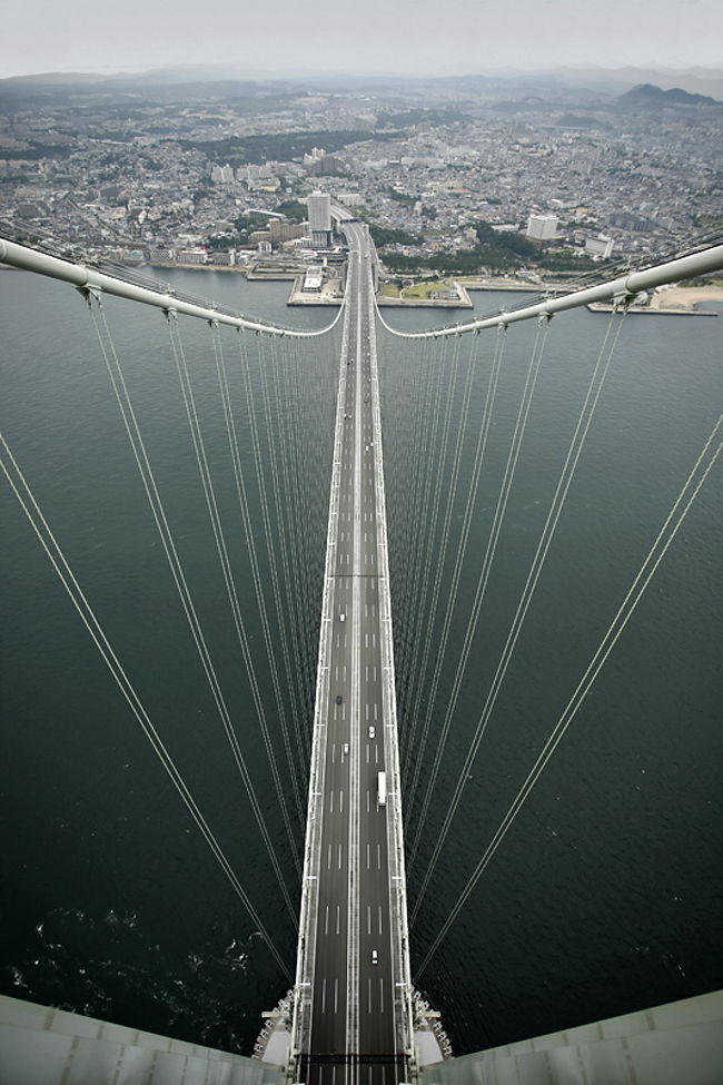 明石海峡大橋（あかしかいきょうおおはし）は、<br />兵庫県淡路市と兵庫県神戸市垂水区とを結ぶ、<br />明石海峡を横断して架けられた世界最長の吊り橋です。<br /><br />今回、期間限定、人数限定で行われています、<br />「ブリッジワールド」に参加して来ました。<br /><br />これは、一般では通常入れない管理通路や主塔の頂上に登ることにより、明石海峡大橋を学び知り体験できるものです。<br /><br /><br />御参考　URL<br />http://www.jb-honshi.co.jp/bridgeworld/index.html