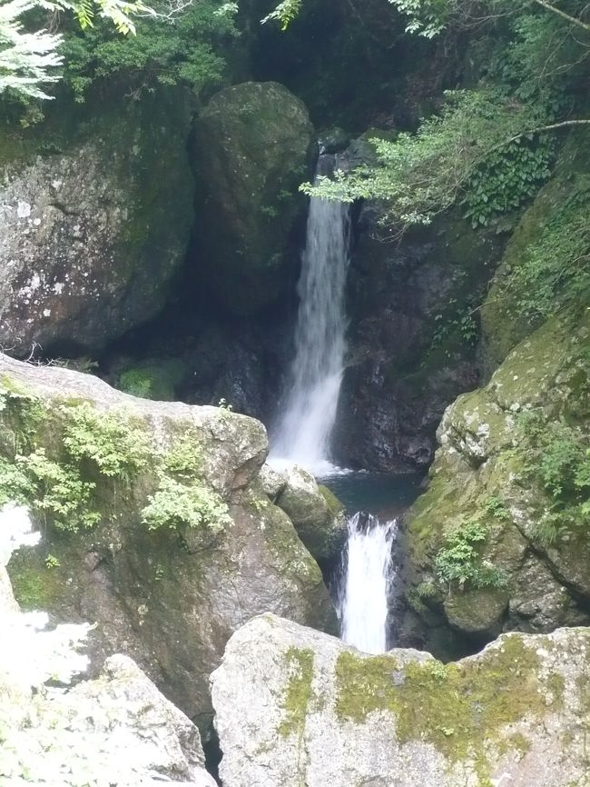 この日は、滝コミュニティのオフ会。<br />待ち合わせは12:30だったので、少し早めに家を出て、途中にある奈良県吉野郡川上村の滝を５ヶ所まわってきました。<br /><br />写真は『岩戸の滝』です。