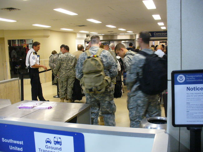 デトロイト出張もようやく終了、日本に帰国します!!<br />デトロイトの空港に早朝到着!!<br />そこで、米兵の出発に出会いました。<br /><br />若い兵士は、出発に向けて、ほんの昨日髪を刈り上げたのか、<br />首元がまだ青白く日焼けしていません。<br />緊張してるその姿を見た時に、<br />Maiは、こみ上げてくるものがありました。<br /><br />☆∴-∵-*-∵-∴★∴-∵-*-∵-∴∴:*☆<br />■この旅行記は『デトロイト出張』の（９）です！<br /><br />◇デトロイト出張（１）★出発！成田空港〜ANAファーストクラスラウンジ〜シカゴオヘア空港★<br />http://4travel.jp/traveler/marimari/album/10239422/<br />◇デトロイト出張（２）★到着！シカゴオヘヤ空港〜デトロイト空港〜サウスフィールドまで★<br />http://4travel.jp/traveler/marimari/album/10245047/<br />◇デトロイト出張（３）★恐るべしHappyMother&#39;sDay★Primeアウトレット〜Somersetモール〜ラフリーズ★<br />http://4travel.jp/traveler/marimari/album/10246173/<br />◇デトロイト出張（４）★本会議開始!★フツーのアメリカンランチ〜ビストロBanboo★<br />http://4travel.jp/traveler/marimari/album/10247823/<br />◇デトロイト出張（５）★単身モントリオールへ!!１night出張★デトロイトメトロ空港★<br />http://4travel.jp/traveler/marimari/album/10248407/<br />◇デトロイト出張（６）★オバマ大統領候補と泊まるウエスティンホテル!!★<br />http://4travel.jp/traveler/marimari/album/10249324/<br />◇デトロイト出張（７）★初！クレー射撃体験!!★<br />http://4travel.jp/traveler/marimari/album/10250871/<br />◇デトロイト出張（８）★プロムが街にやってきた!?★Royal OAK★<br />http://4travel.jp/traveler/marimari/album/10253648/<br />◆デトロイト出張（９）★道を空けて下さい 兵士が出発します★ANAビジネスクラスで日本へ★<br />http://4travel.jp/traveler/marimari/album/10255273/<br /><br />