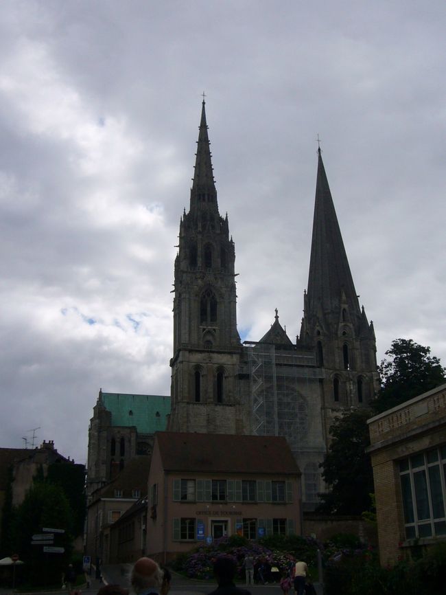 パリから南西に90kmのところに　シャルトル(Chartres)という街がある。<br /><br />世界遺産にも指定されているシャルトル大聖堂（正式名称ノートルダム大聖堂）は、ゴシック建築の傑作として　世界的にも有名で　１度は見てみたい、と思っていたので　友達と日帰り旅行に出かけてみることに。<br /><br />パリのモンパルナス駅(Montparnasse Bienvenue)から１時間。大人　片道13.3ユーロ。（25歳以下カード：6.7ユーロ）バカンスシーズンなので電車の中は　けっこう混んでいた。<br /><br />電車からは　ボース平野と呼ばれている穀倉地帯が見える。ちょうど稲が黄色くなっていて　のどかな眺めが見られた。<br /><br />シャルトルの大聖堂、特徴的な2本の塔が駅から見えているので　それを目標に10分ほど歩く。ツーリストオフィスが大聖堂の前にあって、アジサイが　綺麗に咲いている。<br /><br />大聖堂の一部は修復作業をしていて　カバーされているところもあったのが少し　残念。この大聖堂は4世紀ごろからの歴史があり、何度も再建と破壊が繰り返されたらしいが、今の形は12〜13世紀ごろのものがメインなんだとか。<br /><br />でも、この大聖堂で１番感動したのが　ステンドグラス。今まで見た中でも１番　形やデザインが　凝っていた。<br /><br />その中でも「月ごとの労働と十二宮」と呼ばれるステンドグラスには　星座が描かれていて、みんな　自分の星座の絵葉書を購入。<br /><br />大聖堂の中は　かなり暗くて、その中を照らすステンドグラスの輝きが「シャルトルブルー」としてゴシック芸術の中でも名高い。厳かな感じがする。<br /><br />塔に登ろうかと思ったけれど、6.5ユーロもするのと、ちょっと肌寒かったので　今回は　諦めて、昼食をとりにいくことに。<br /><br />街は　思ったよりは　大きくて、マーケットも賑わっていた。ウサギの肉が売られていたのには　思わず　顔をそらしてしまったが・・・。<br /><br />モニュメントのある　感じのいい広場前で昼食。シャルトルビールはあいにく売り切れ。次回におあずけになってしまった。<br /><br />昼食の後は　ピカシエットの家(La maison Picassiette)に。歴史のある街並みを通って　住宅街を歩くこと20分ほど。この家は　一人の墓守が32年の歳月をかけて　割れた皿の破片を　壁にはりこんで　絵を描いて作ったらしい。モンサンミッシェルや教会建築物の絵なんかも　あった。<br /><br />でも、この家　写真撮影禁止らしくて、２人の監視が　写真を撮らないようにマークしている。撮ったら　すばやく　撮らないで下さい！と注意されてしまう。（学生料金一人2.5ユーロ、大人4.5ユーロ）<br /><br />でも、すごく素敵な家だったので　一度は見てみるのもいい。<br /><br />帰り道は　近道ついでにお墓を通り抜け。けっこう古いものから　ごく最近のものまで。<br /><br />12世紀からあるサンピエール教会（Eglise St Pierre）や、豪華そうな市役所なんかを通り、また駅に向かう。<br /><br />シャルトルは　４月から９月の間、大聖堂をはじめ、街のあらゆるところで　光のライトアップが　行われる。いろんな色になって　すごく綺麗らしい。あたしたちは　さすがに夕暮れまで　待てなかったけれど、来年は　「光のシャルトル」を見に来たい。<br /><br /><br />