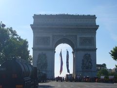 革命記念日　パリの軍事パレードと花火