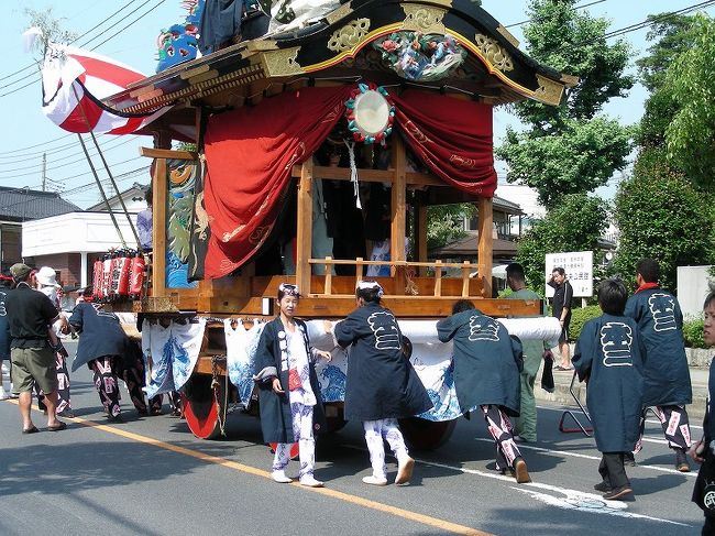 全部の山車は見切れませんでしたが<br />雰囲気はお楽しみ頂けたでしょうか<br />昼の部の最終編を<br /><br />「天王様」の由来パンフレットから　その二<br />上清久の「天王様」については、<br />八坂神社に安置されてある御幣台の裏面に<br />元文３年（１７３８）戌午五月吉祥日と<br />墨書きされているのが発見されている事から、<br />この時期より祭は行われていたと推測されています。<br />山車行事が始った時期については、定かでありませんが、<br />以前　江戸時代に作られた山車があったと地元の人の話から<br />江戸時代から行われていたと思われます。<br />以後。。略<br /><br />※　中世は　清久も久喜も同格の地名でした<br />　　古河公方の足利　政氏が永正１５年（１５１９）<br />　　久喜に隠退その館が現在もお寺として現存<br /><br />観光協会HP<br />http://www18.ocn.ne.jp/~kuki-ssa/chouchin/chouchin.html