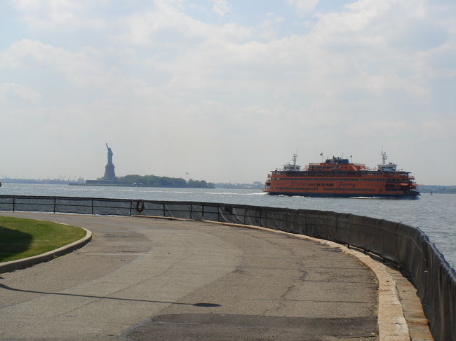 少し違った角度からのManhattanが見たくなり、Governors Islandにいってみました。<br /> <br /> ガバナーズ島はManhattan南東方向にある、ニューヨーク湾に浮かぶ大きな島です。かつては、マンハッタン島の至近距離にありながら、軍事施設、沿岸警備隊の中枢施設などがあり、一般人の公共輸送機関はなかったようです。しかし、2003年1月に国から州および市へ1ドルで売却され、一般に開放されており現在ではマンハッタン島南端のバッテリー・パーク(スタテン・アイランド行きのフェリー乗り場の東側)からフェリーが、期間限定で運航されています。<br /><br /> ナショナル・パークの係員が島内の一部(北側)を案内してくれますが、なんと!!無料です。<br /><br />http://www.nps.gov/gois/index.htm